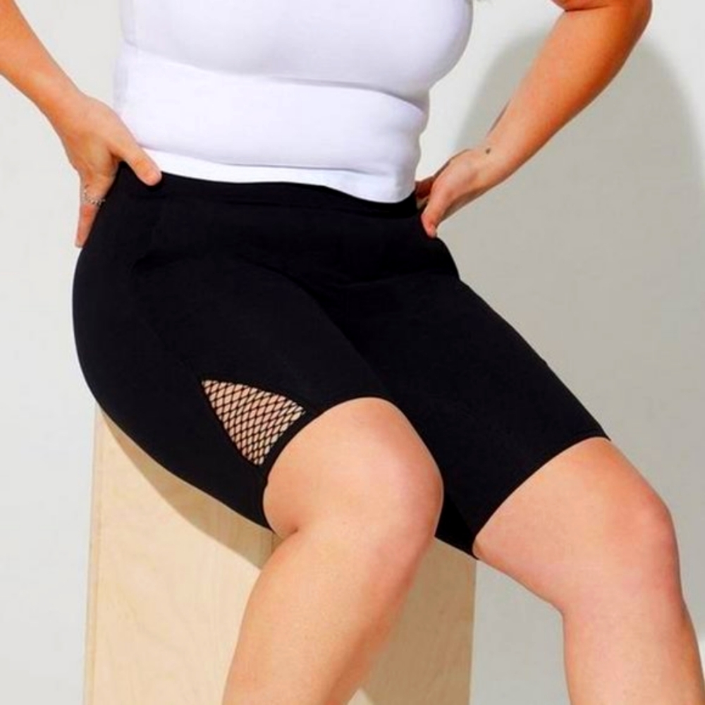 ❤️NWT TORRID BERMUDA BIKE SHORT POCKETS - FISH NET - 9" INSEAM PLUS SIZE